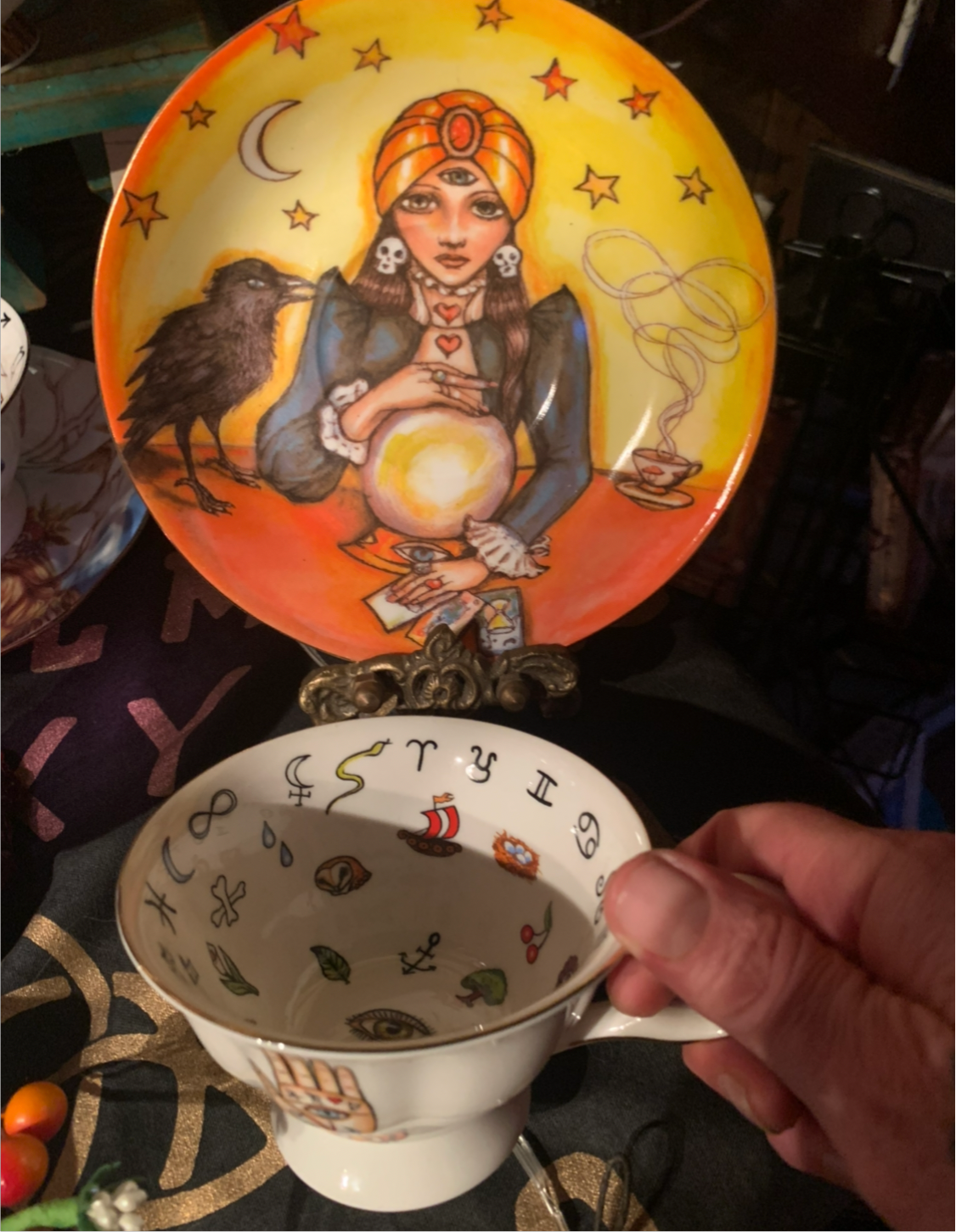 Wahrsagerin – Teetasse und Untertasse „Divination“ in limitierter Auflage