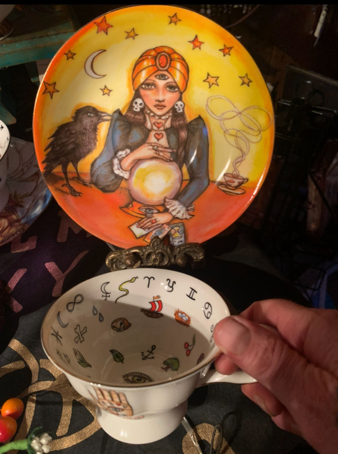 Wahrsagerin – Teetasse und Untertasse „Divination“ in limitierter Auflage